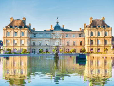 Palacio de Luxemburgo en París reflejado en el estanque de los Jardines de Luxemburgo al atardecer