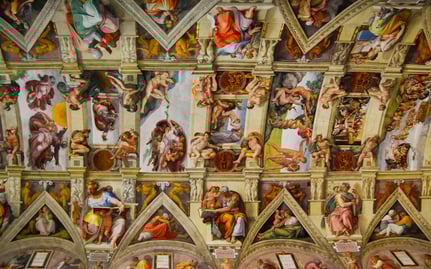 Detalle del techo de la Capilla Sixtina con escenas bíblicas y figuras desnudas enmarcadas por arquitectura pintada.