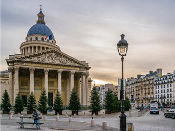 Fachada neoclásica del Panteón de París con su cúpula y columnas, en el Barrio Latino al atardecer