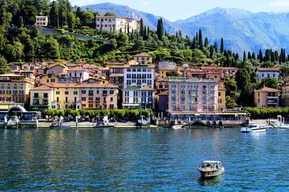 Vista panorámica de Bellagio con casas de colores junto al Lago de Como y montañas de fondo
