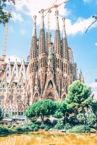 Vista frontal de la fachada de la Sagrada Familia de Barcelona