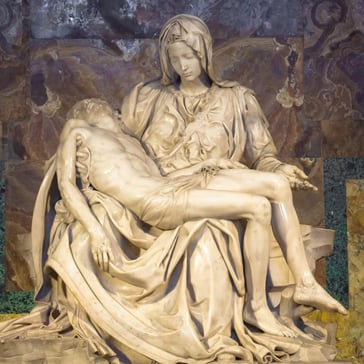Escultura de La Piedad de Miguel Ángel en mármol, con la Virgen sosteniendo a Cristo.