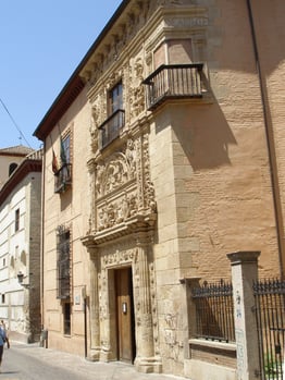 Fachada de la Casa de Castril, sede del Museo Arqueológico de Granada, con intervenciones para mejorar la accesibilidad