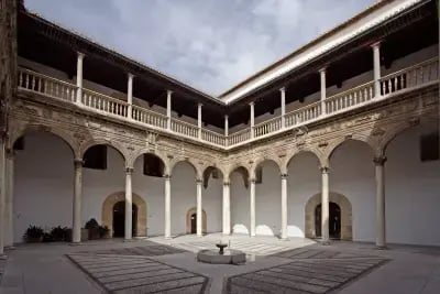 Vista del Patio de los Mármoles del Hospital Real de Granada previo a su restauración arquitectónica y estructural.