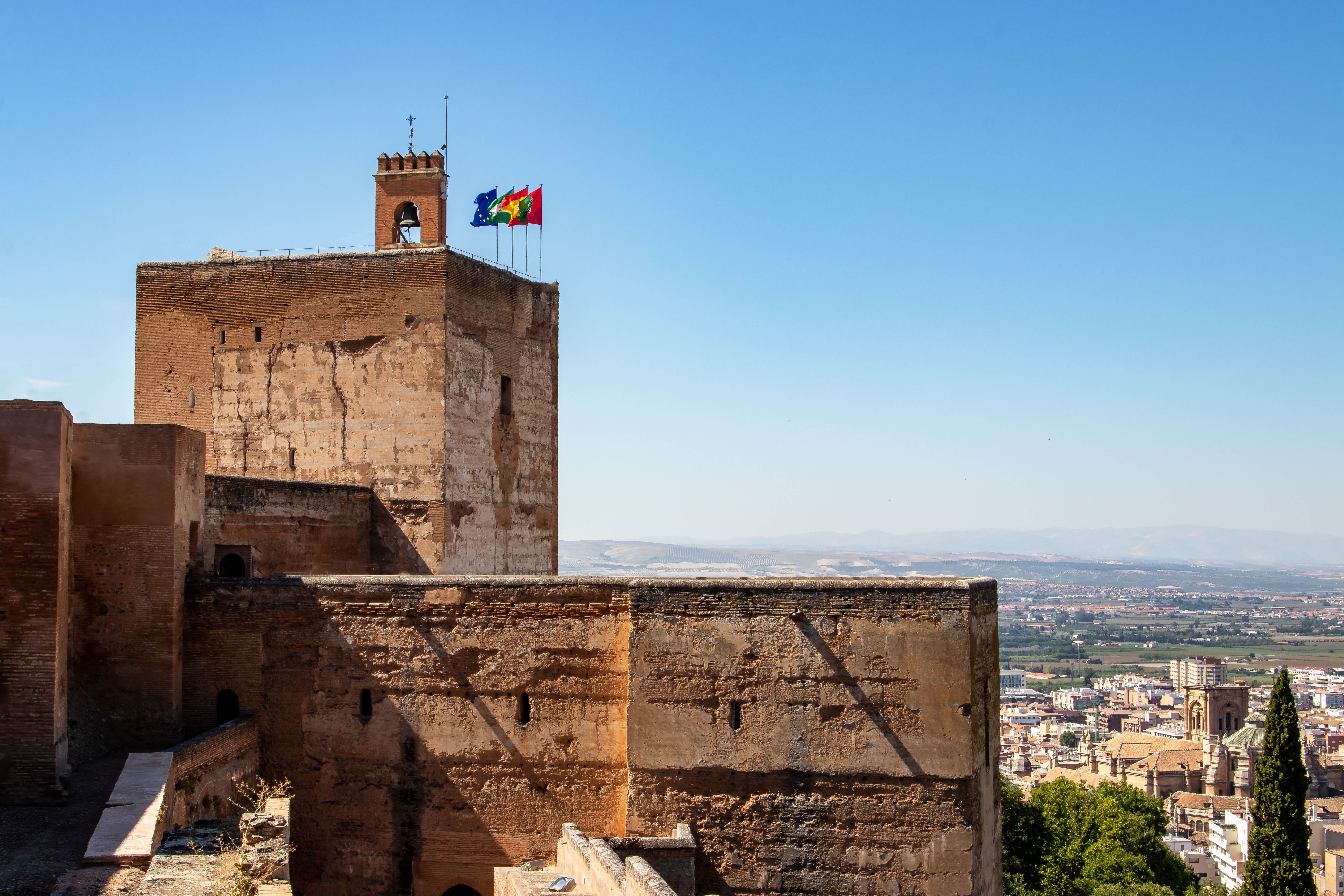 Vista de la Torre de la Vela de la Alhambra, con una vista panorámica de la ciuda de Granada y su vega al fondo