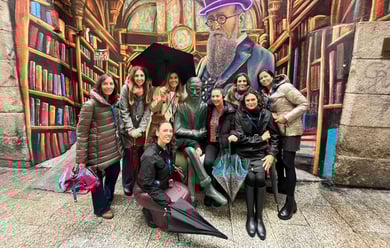 Un grupo de amigas se fotografía frente a un graffiti urbano en el Barrio de las Letras de Madrid