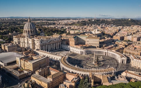 Vista aérea de la Basílica de San Pedro y la Plaza de San Pedro con su columnata semicircular y el obelisco central.