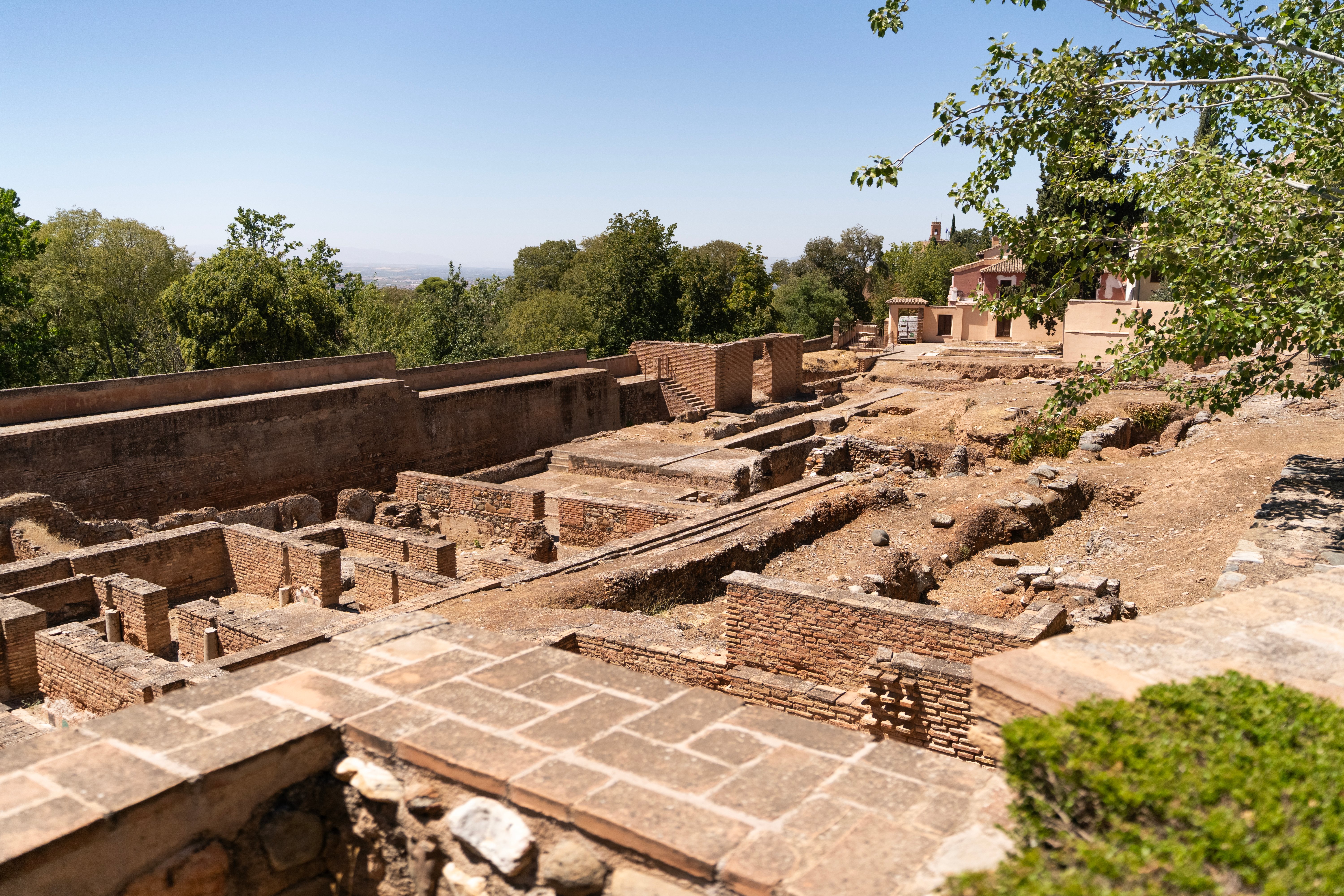 Restos de la antigua ciudad palatina ubicada en la Alcazaba de la Alhambra