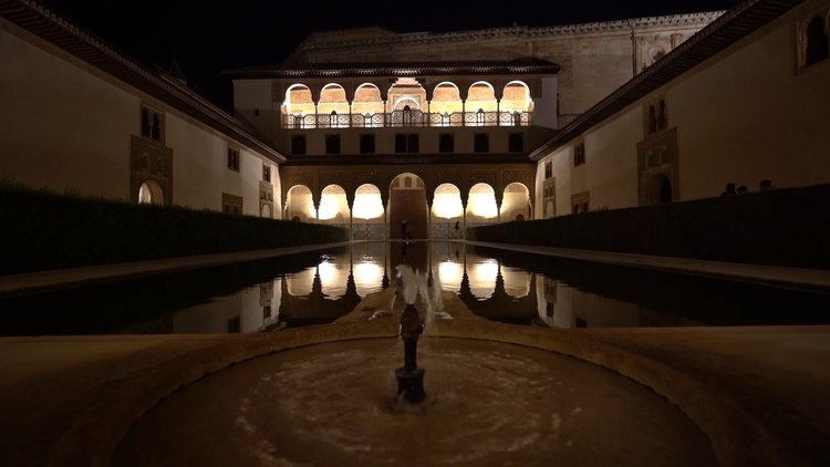 Imagen del Patio de los Arrayanes de la Alhambra de noche e iluminada