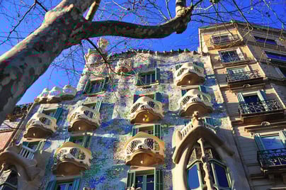 Fachada de la Casa Batlló en Barcelona, con formas orgánicas, balcones esculpidos y mosaicos de colores, reflejo del estilo modernista de Gaudí.
