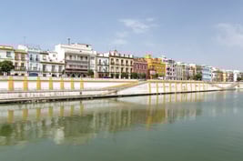 Vista panorámica de la Calle Betis en Triana, uno de los lugares más emblemáticos del free tour por Sevilla con My Top Tour.