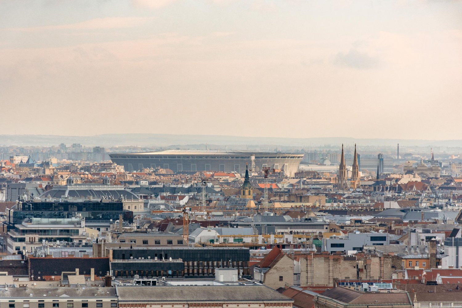 Panorámica de la ciudad de Budapest con el estadio Puskas de fondo