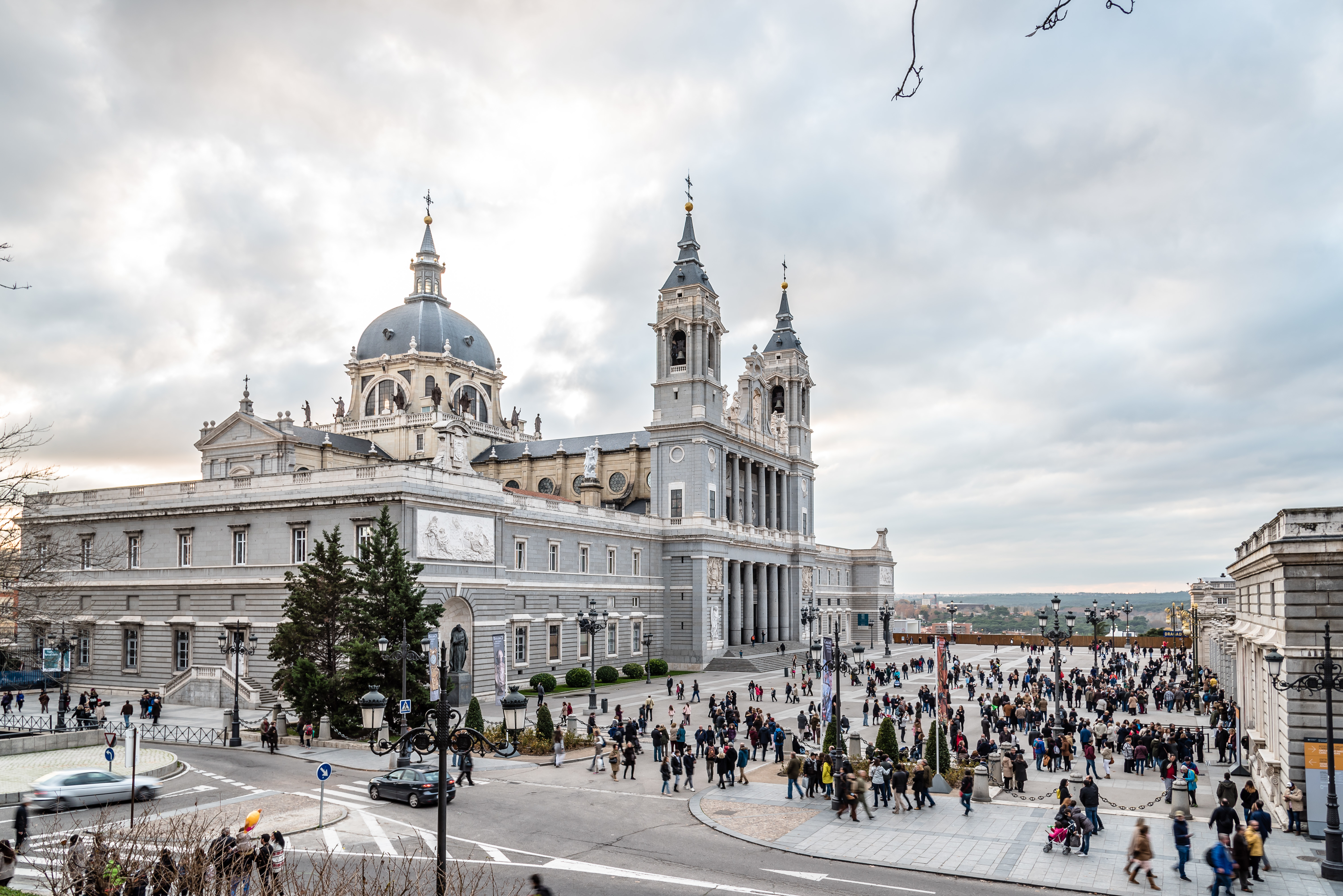 crowd-at-cathedral-of-madrid-2025-03-10-13-37-42-utc