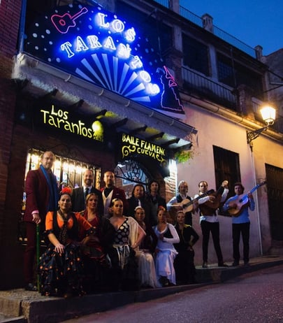 Grupo de artistas flamencos frente a la entrada de Los Tarantos, una cueva del Sacromonte en Granada donde se celebra flamenco en vivo, la única ciudad del mundo con espectáculos en cuevas naturales.