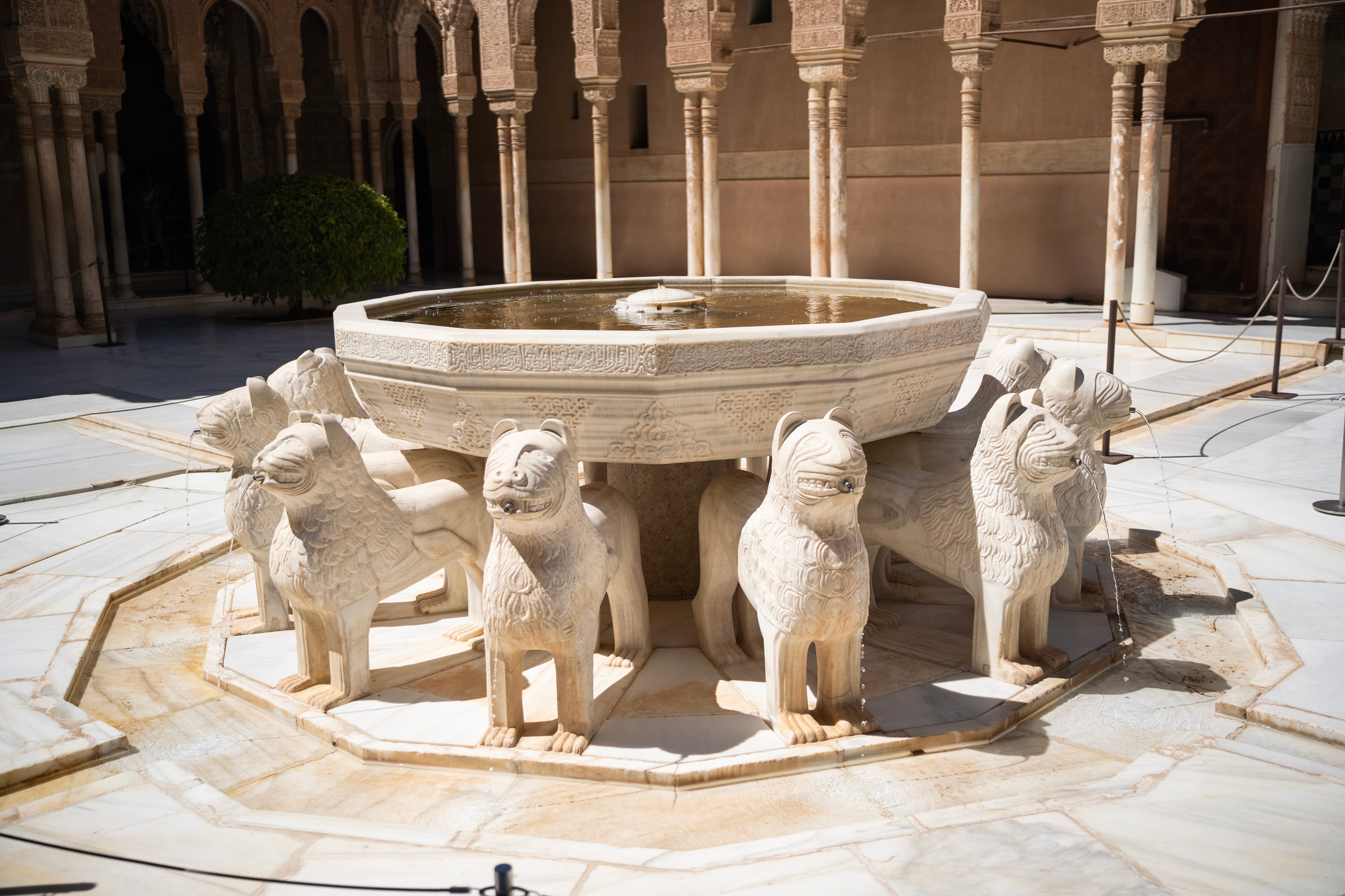 Imagen de la fuente del Patio de los Leones de la Alhambra de Granada