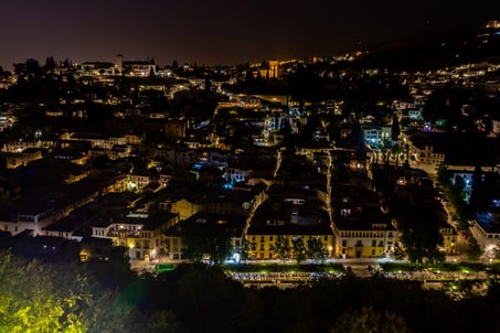 Vista nocturna del barrio del Albaicín en Granada, recorrido protagonista del free tour Albaicín Nocturno de My Top Tour.