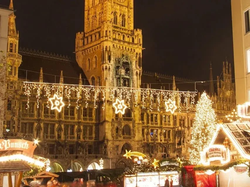 Centro histórico de Múnich en Navidad con el la iluminación de Navidad encendida