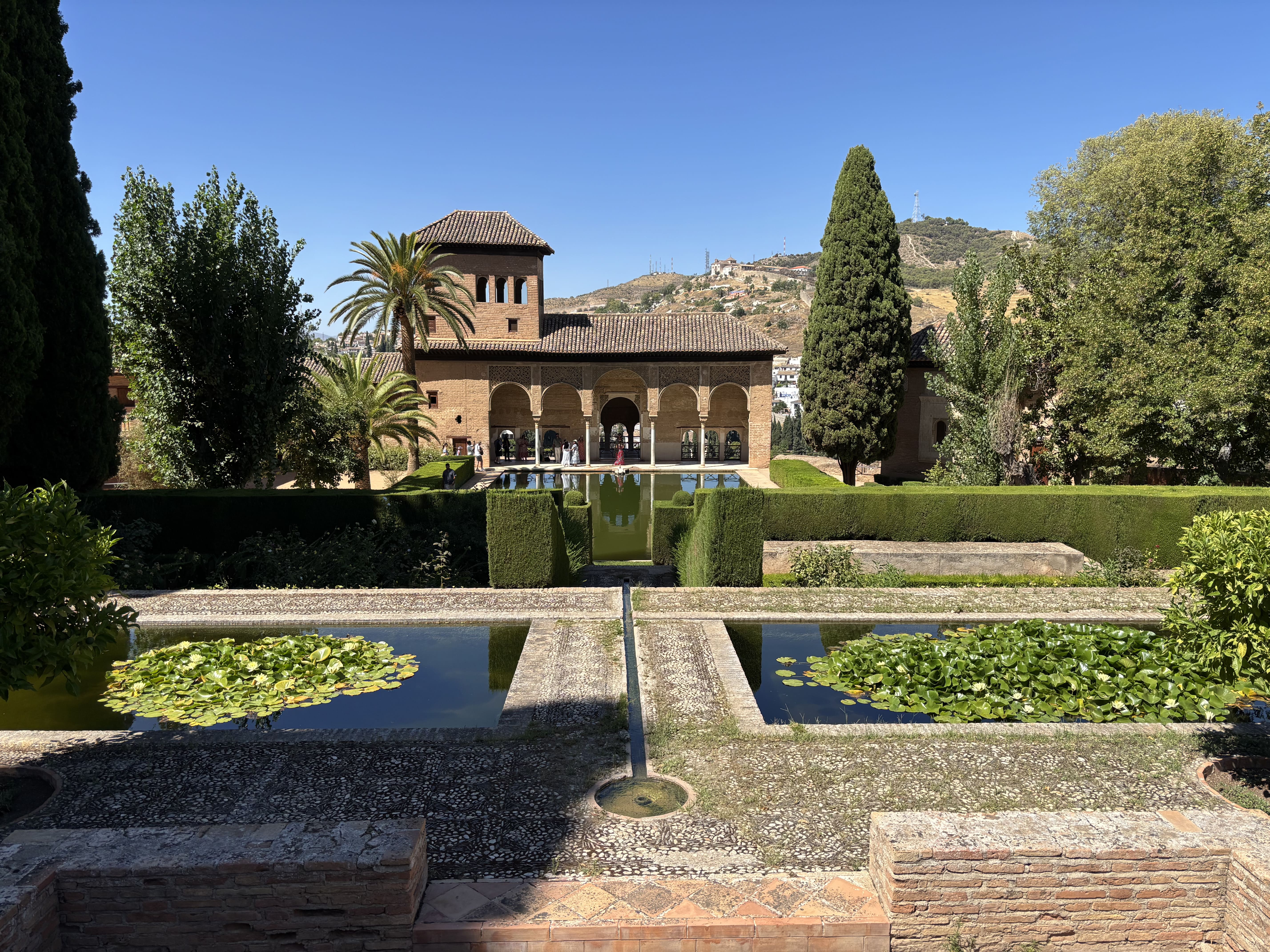 Imagen frontal del Pórtico del Partal de la Alhambra