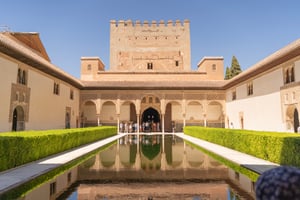 Imagen del interior del Patio de Comares de la Alhambra de Granada