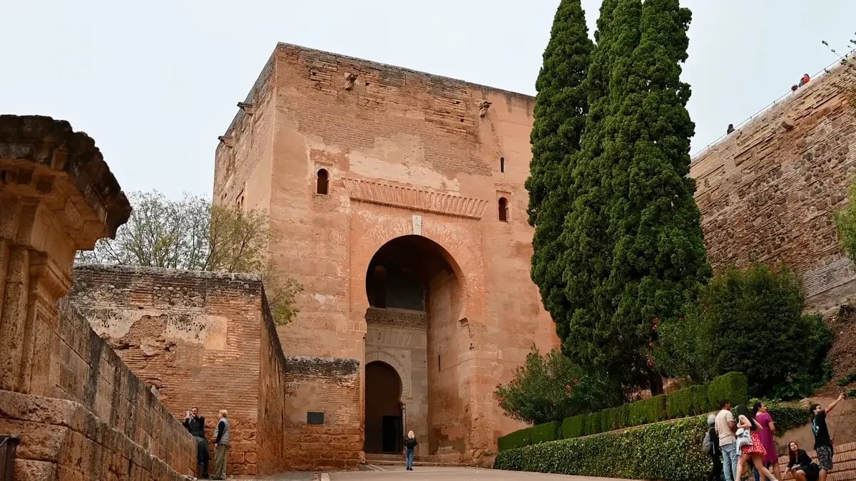 Imagen frontal de la Puerta de la Justicia de la Alhambra de Granada