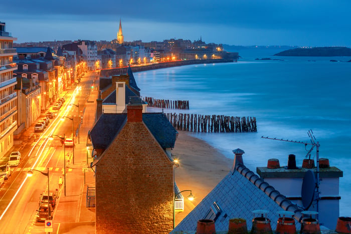 saint-malo-the-city-embankment-at-dawn-2026-03-25-22-46-32-utc (1)