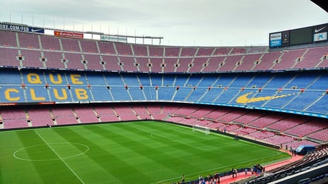Vista interior del Spotify Camp Nou en Barcelona con las gradas, el césped y el museo interactivo del FC Barcelona durante el tour.