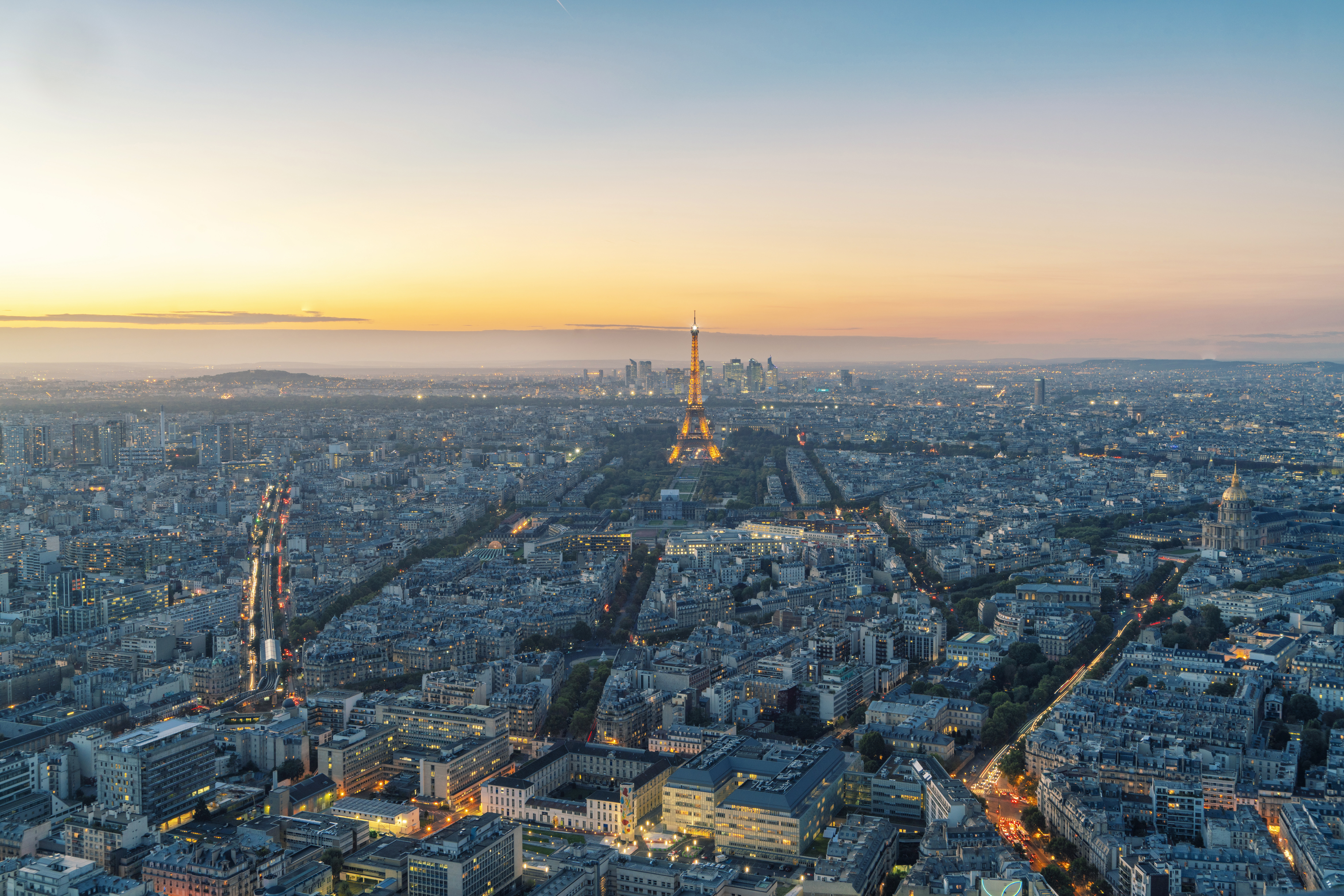 Imagen aérea de la ciudad de París con la Torre Eiffel al fondo