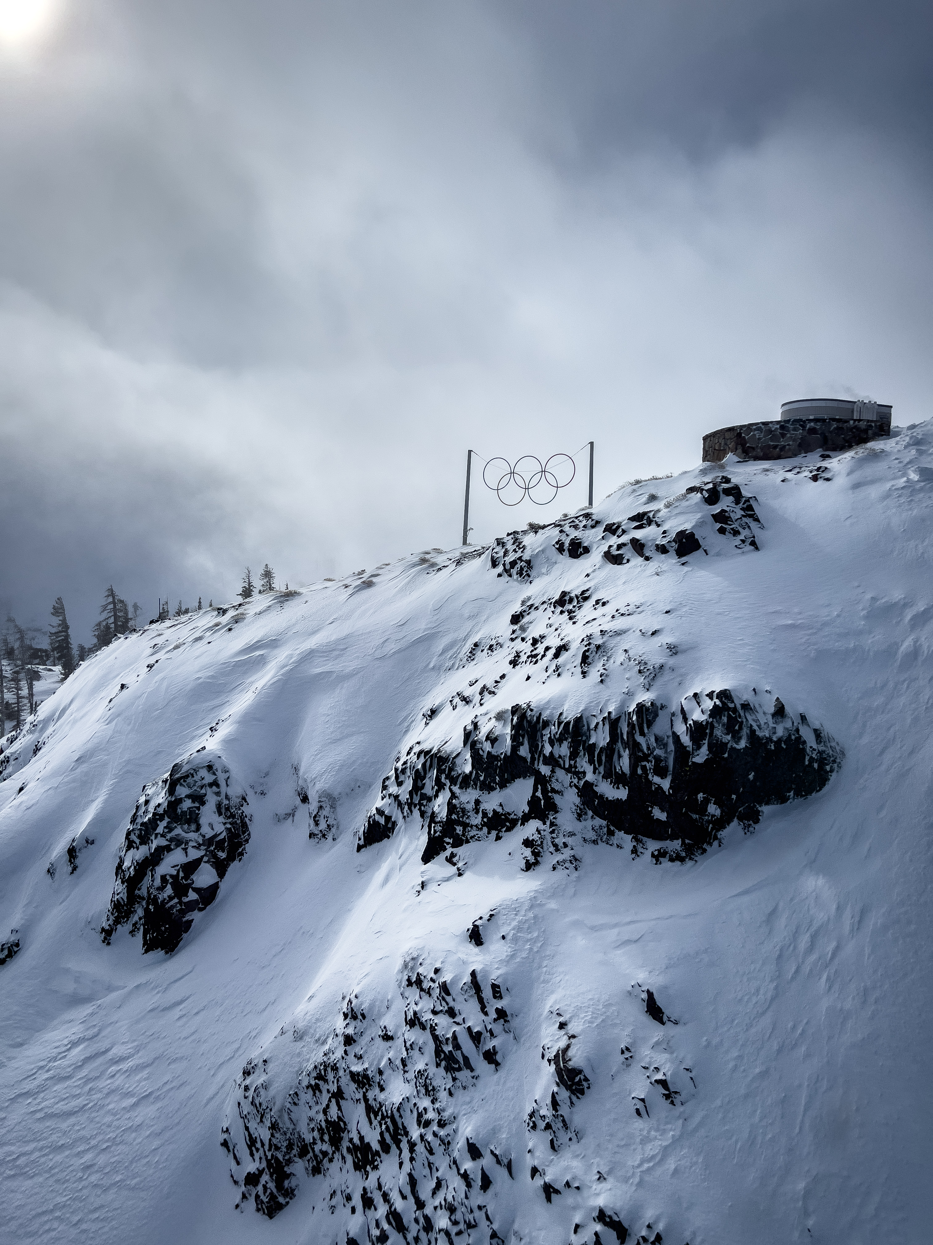 Imagen de una montaña cubierta de nieve con el icono de los JJOO
