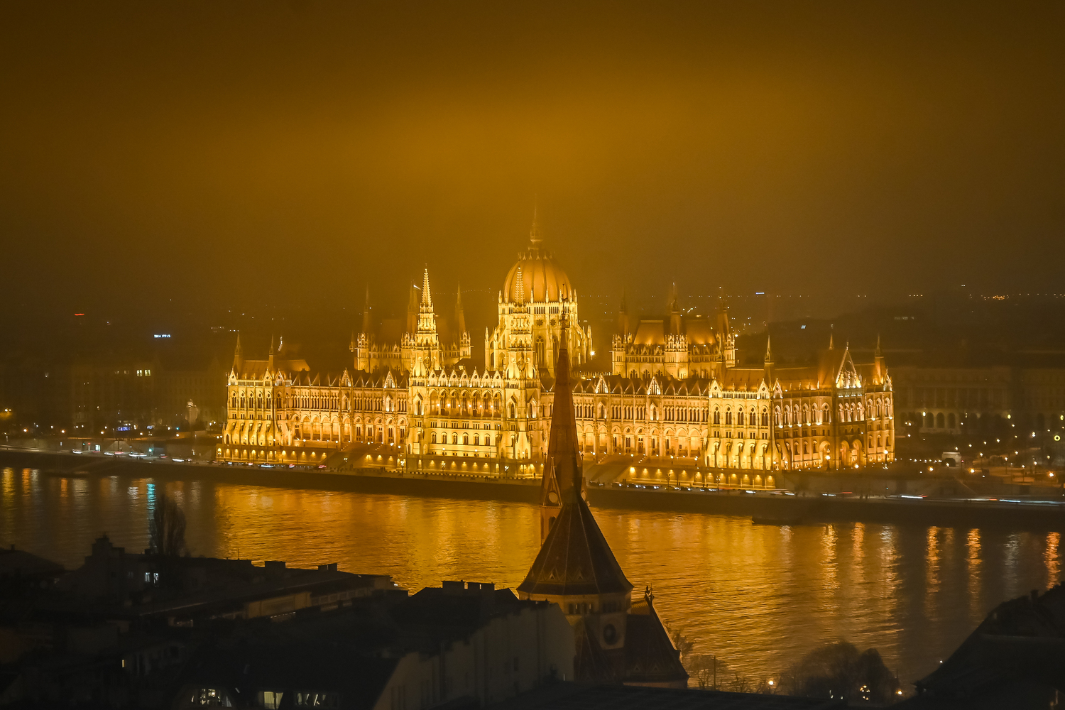Panorámica nocturna del Río Danubio y el Parlamento de Budapest