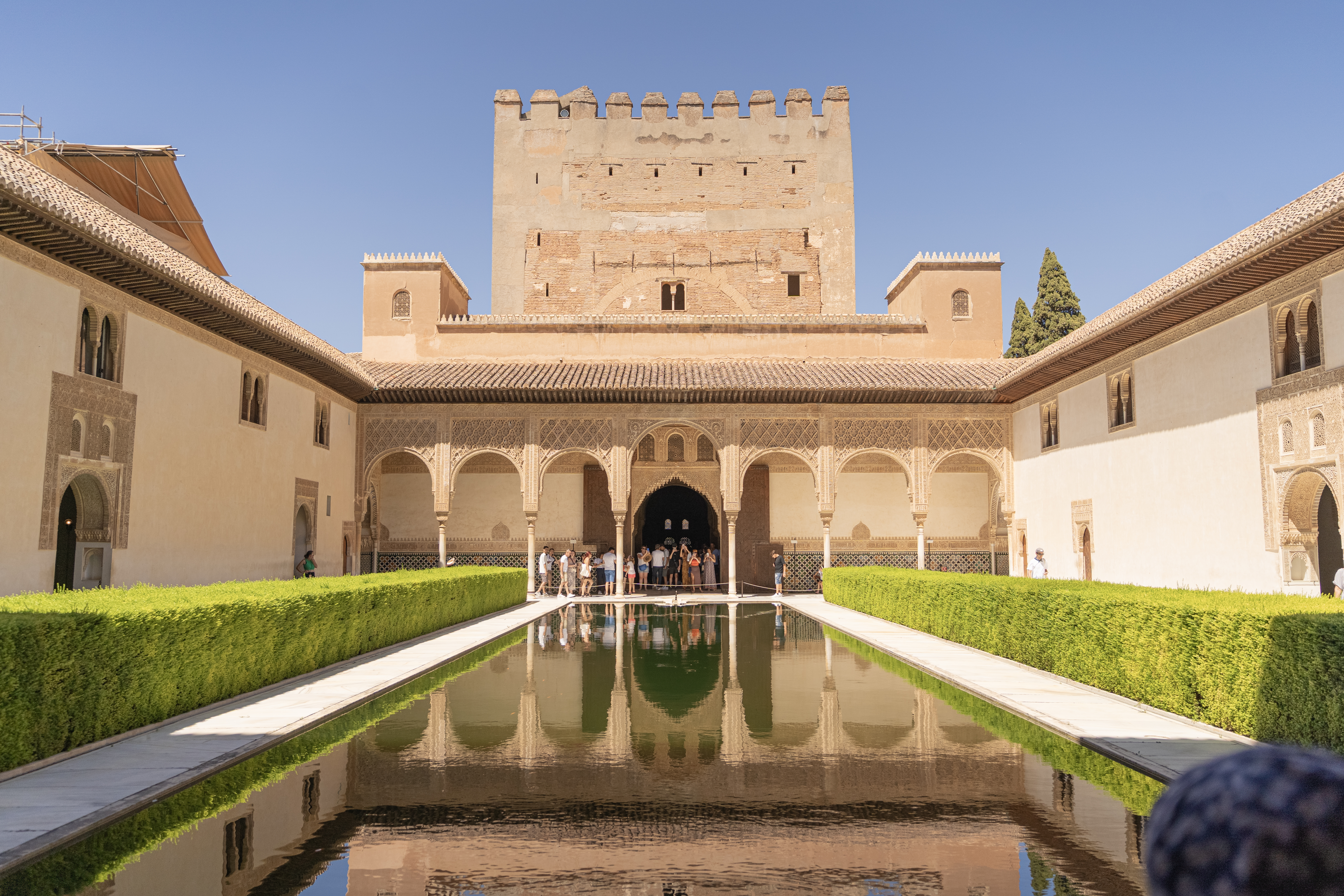 Imagen del interior del Patio de Comares de la Alhambra de Granada